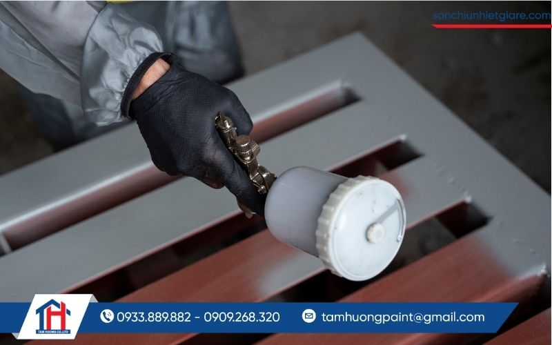 Khi lớp sơn lót đã khô hoàn toàn, tiến hành phun lớp sơn chống cháy Seamaster